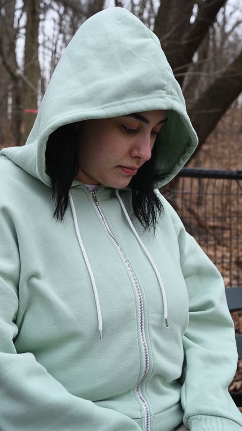 有关人, 凝视, 垂直视频的免费素材视频