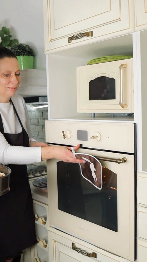 有关在家, 垂直视频, 女性的免费素材视频