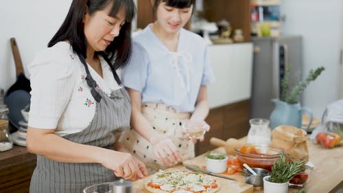 有关乳酪, 在家, 女人的免费素材视频