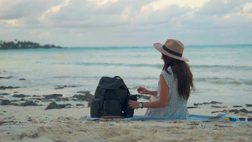 有关保温瓶, 和平的, 坐的免费素材视频