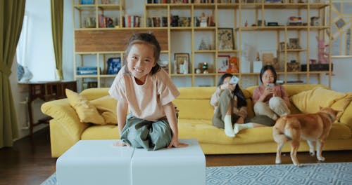 一个亚洲家庭住在家里 · 免费素材视频