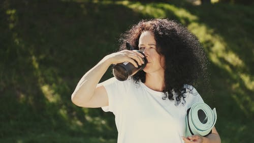 有关不倒翁, 咖啡色头发的女人, 喝的免费素材视频