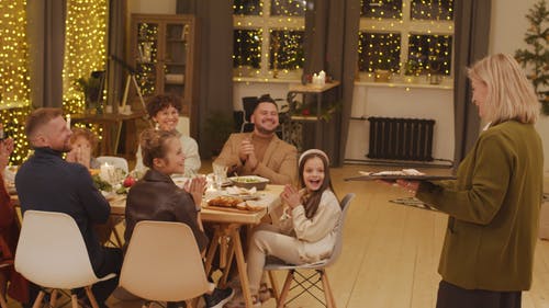 家庭共进晚餐 · 免费素材视频