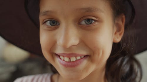 一个灿烂的笑容的年轻女孩 · 免费素材视频