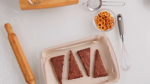 制作布朗尼蛋糕的烘焙工具和成分 · 免费素材视频