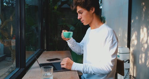 有关＃室内, 一杯咖啡, 一杯水的免费素材视频