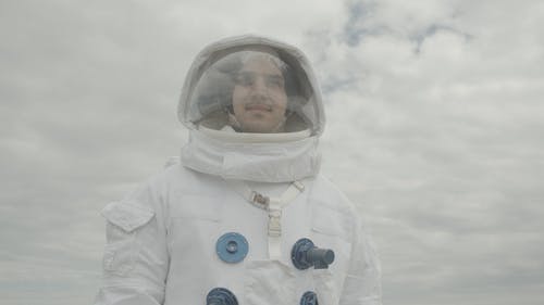 多云的天空下的宇航员 · 免费素材视频