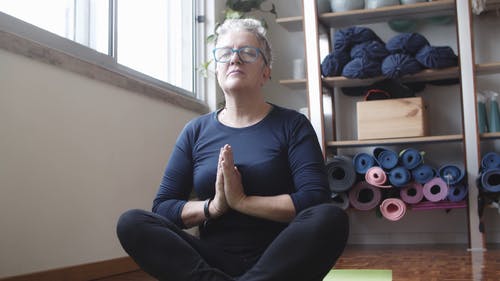 一名老妇在冥想瑜伽课 · 免费素材视频