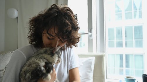 女人拥抱她的猫 · 免费素材视频