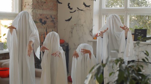 一家人穿着鬼衣 · 免费素材视频
