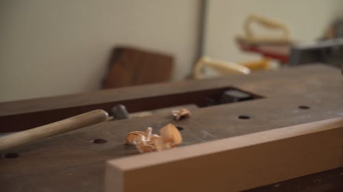 一个男人用手刨刨木头 · 免费素材视频