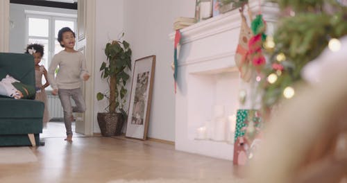 孩子们奔向圣诞树 · 免费素材视频