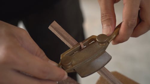 一个男人刮木棍 · 免费素材视频