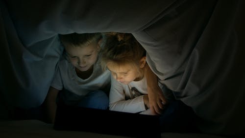 有关兄弟姐妹, 可爱, 在毯子下的免费素材视频