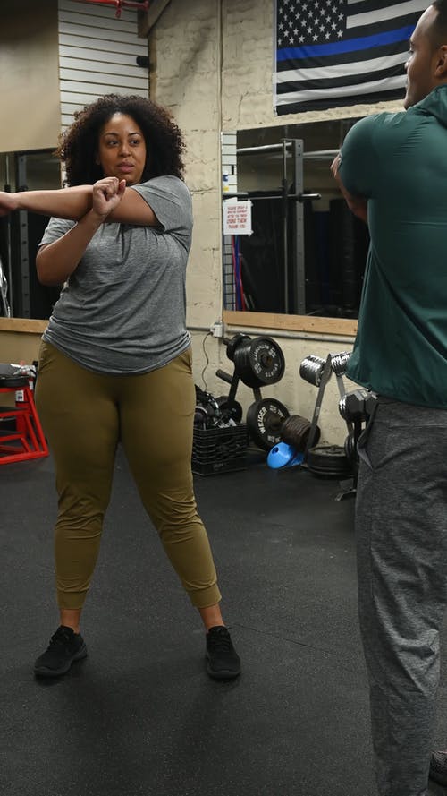 有关人, 伸展, 健身房的免费素材视频