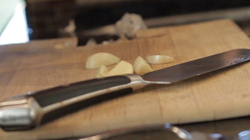 有关刀, 切菜板, 剥皮的免费素材视频
