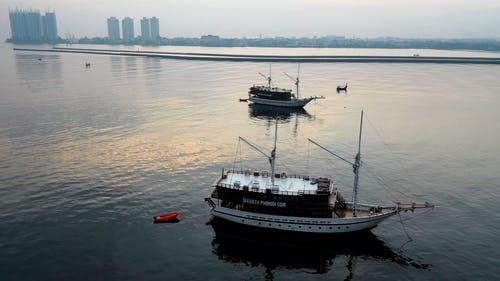 有关城市背景, 帆船, 平静的水面的免费素材视频