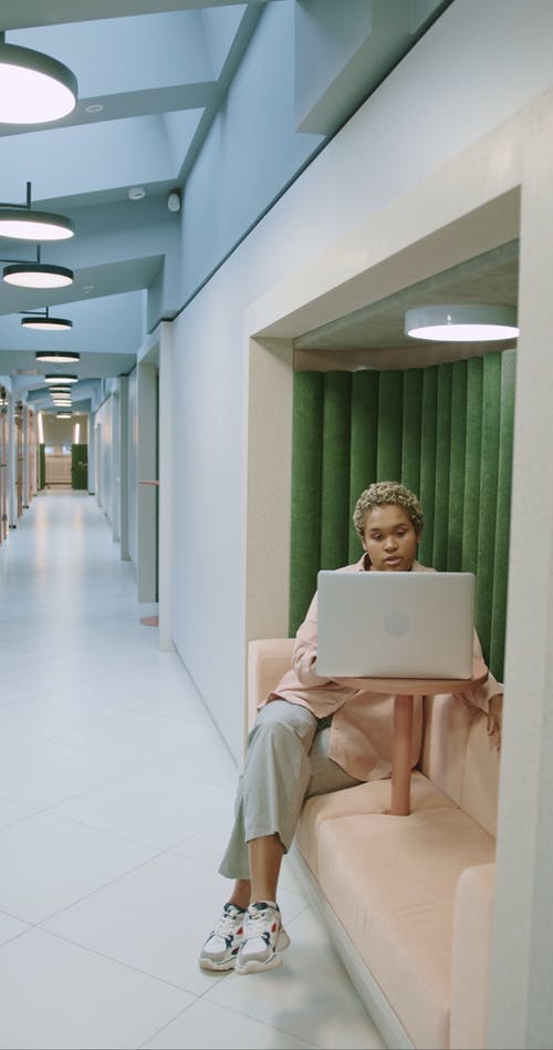 一个女人在办公室沙发上工作 · 免费素材视频