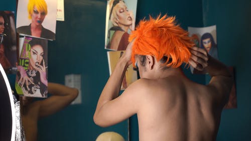 把橙色假发的人 · 免费素材视频