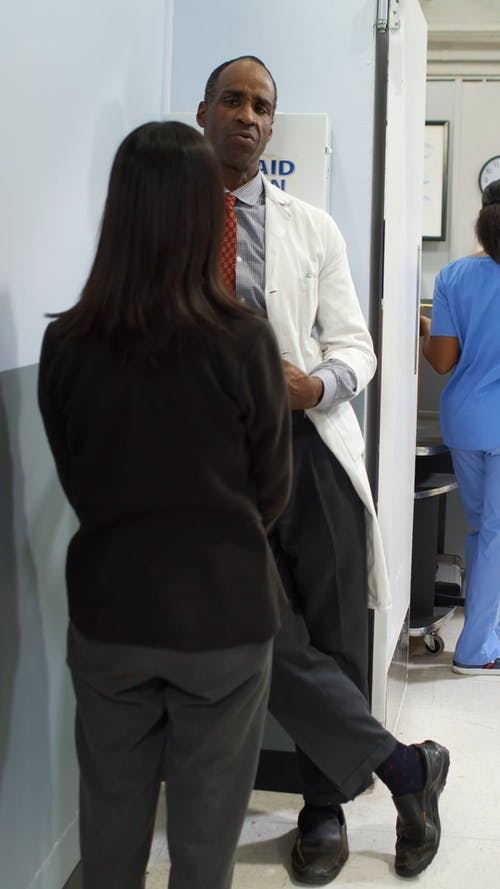 有关交叉的双腿, 医院生活, 垂直视频的免费素材视频