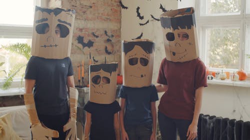 戴着面具的家庭自己做万圣节面具 · 免费素材视频