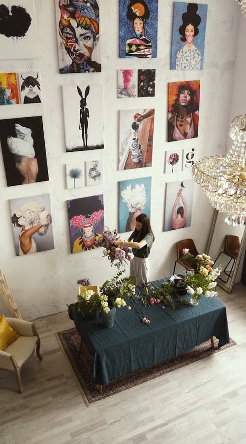 有关吊灯, 垂直视频, 女人的免费素材视频