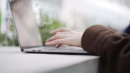 有关女手, 工作的, 户外的免费素材视频