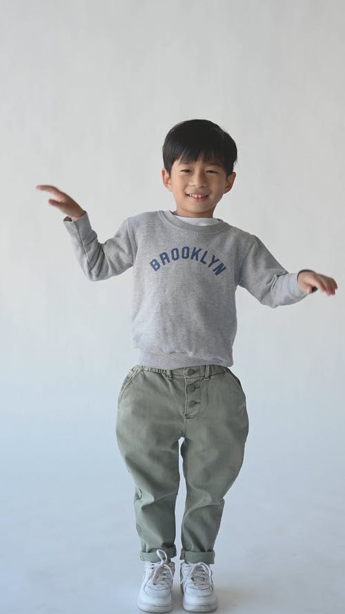 挥舞着他的手的男孩 · 免费素材视频