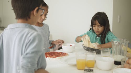 有关一杯果汁, 孩子, 室内的免费素材视频