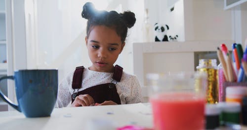 有关儿童, 在家, 坚持的免费素材视频