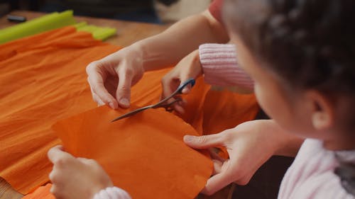 切橙纸的女孩 · 免费素材视频