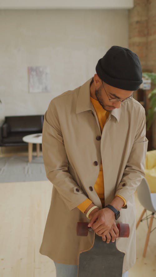 有关（顶部有小羊毛球的）羊毛帽子, 人, 垂直视频的免费素材视频