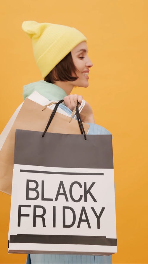 黑色星期五的女人疯狂购物 · 免费素材视频