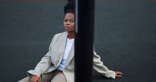 有关女性, 安排座位, 年轻的免费素材视频