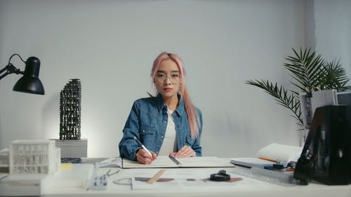 有关雇员, 原子笔, 严肃的免费素材视频