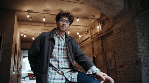 有关人, 室内, 卷发的免费素材视频