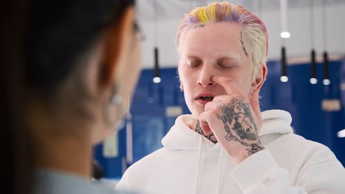 有关人, 人们在说话, 刺青的的免费素材视频