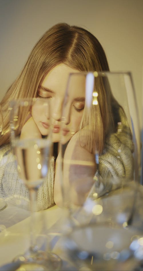 有关垂直视频, 女人, 折射的免费素材视频