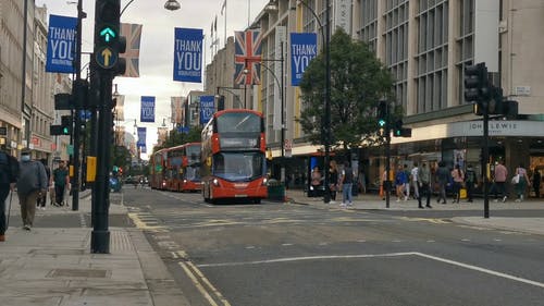 有关人, 人行道, 伦敦巴士的免费素材视频