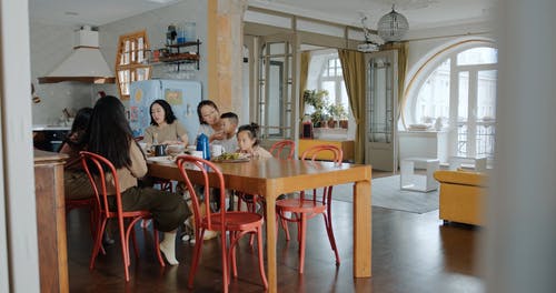 一个亚洲家庭一起吃饭 · 免费素材视频