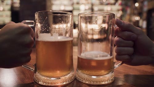 有关乾杯, 啤酒, 啤酒泡沫的免费素材视频