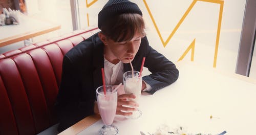 有关（顶部有小羊毛球的）羊毛帽子, 乾草, 伤心的免费素材视频