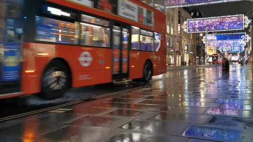 有关伦敦市中心, 假日季节, 双层巴士的免费素材视频