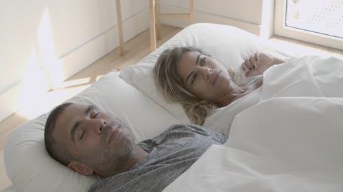 男人和女人一起睡 · 免费素材视频