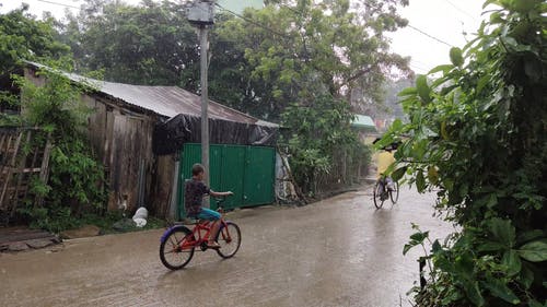 有关バーシャ, 下雨, 人的免费素材视频