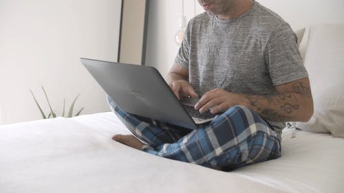 男人忙着用他的笔记本电脑 · 免费素材视频