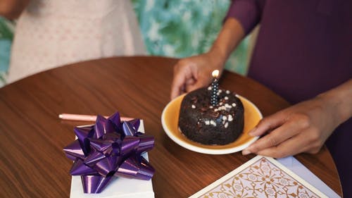 一个女人对她的生日蛋糕感到兴奋 · 免费素材视频