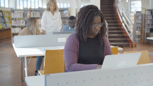 有关互联网, 图书馆, 女人的免费素材视频