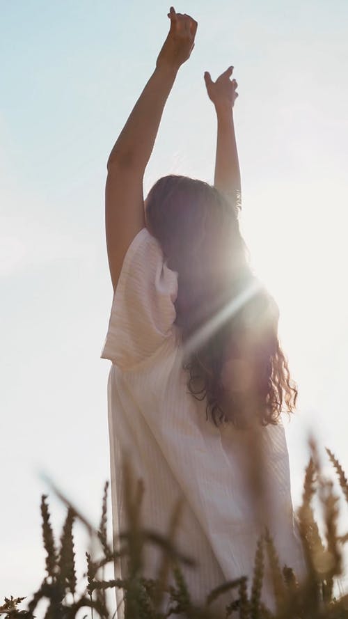 有关休闲, 低角度拍摄, 咖啡色头发的女人的免费素材视频