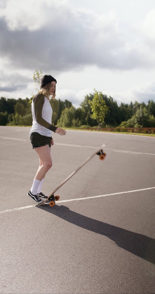 有关（顶部有小羊毛球的）羊毛帽子, 人行道, 休闲的免费素材视频